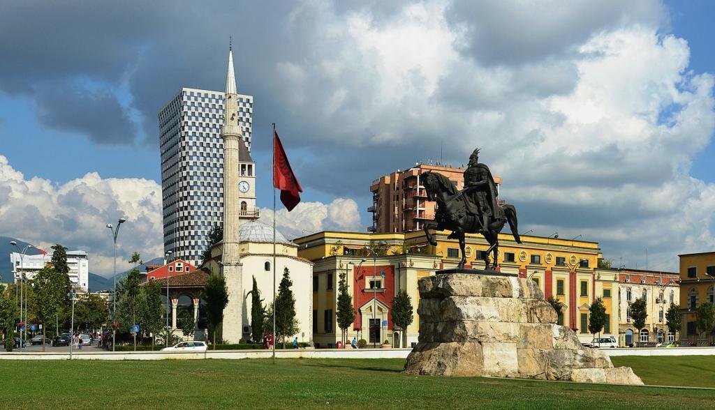 Москва тирана. Республика Албания дворец. Тирана достопримечательности фото. Албания тирана фото достопримечательности. Две столицы Албании.