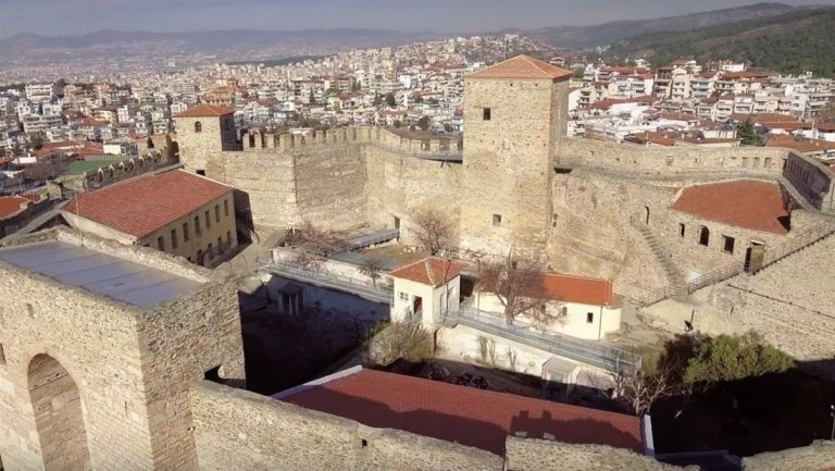 Η Περιφερειακή Βιβλιοθήκη Χαριλάου  στο Επταπύργιο και στον Πύργο του Τριγωνίου