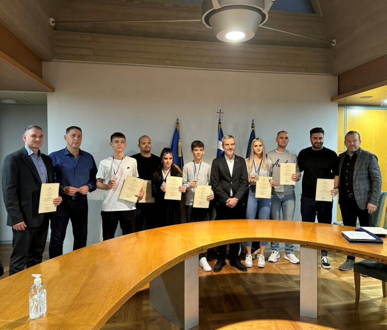 Θεσσαλονικείς αθλητές που διακρίθηκαν σε παγκόσμιο και πανευρωπαϊκό επίπεδο στο ταεκβοντό βράβευσε ο Δήμαρχος Κ. Ζέρβας