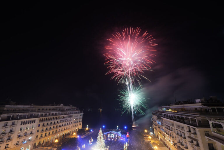Με εντυπωσιακό σόου πυροτεχνημάτων και μουσικό πάρτι στην Αριστοτέλους η υποδοχή της νέας χρονιάς στη Θεσσαλονίκη