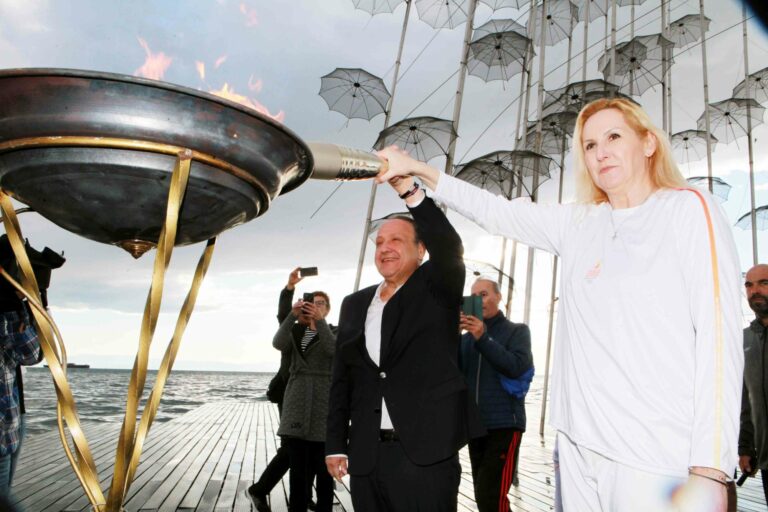 Στέλιος Αγγελούδης στην υποδοχή της Ολυμπιακής Φλόγας – Κάθε μια από τις σπίθες της σηματοδοτεί τις Ολυμπιακές Αξίες