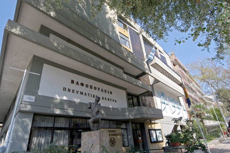 Χριστουγεννιάτικη γιορτή με τον Αϊ-Βασίλη στη νέα Γυάλινη Βιβλιοθήκη στη Νέα Παραλία